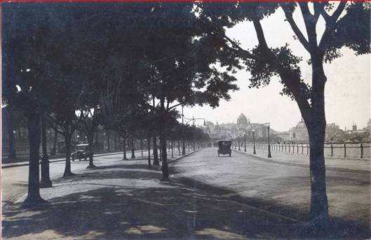 Avenida Beira Mar, Glória, década de 1920. Ao fundo, o Centro do então Distrito Federal, com o Palácio Monroe e o Theatro Casino. À esquerda, a Praça Paris. À direita, alguns pavilhões da Exposição de 1922 e as torres da Igreja de Santa Luzia.